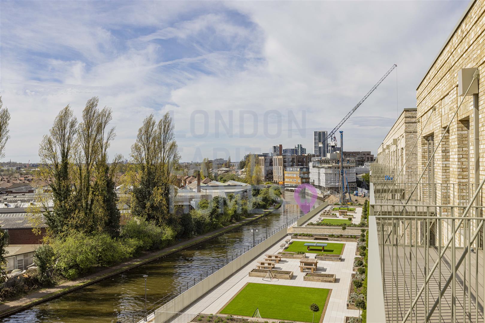 90 Beresford Avenue, London